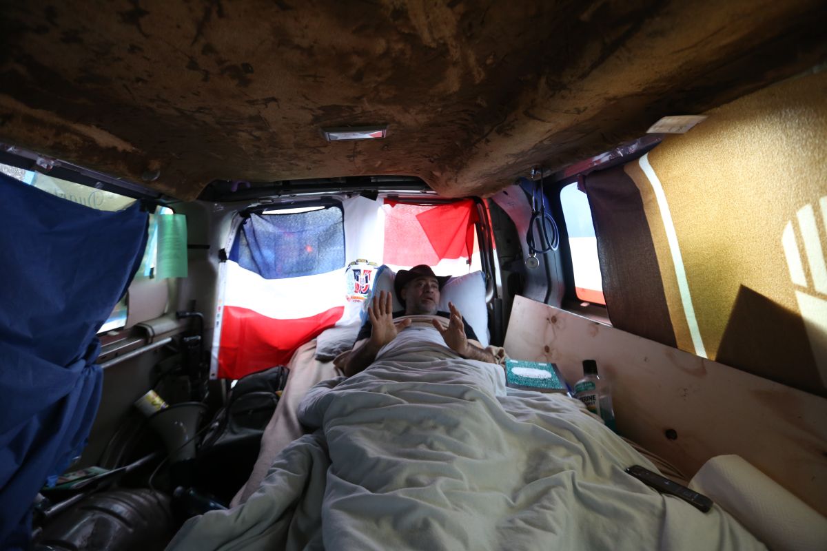 Dr. Wazar Gómez en su camioneta donde ha estado en una huelga de hambre por dos semanas. Foto por Mariela Lombard