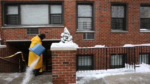 Doorman Miguel Gonzalez perdio la vida hoy cuando estaba limpiando la nieve en el edificio de la Calle 93 Oeste en Manhattan.