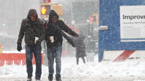 Tormenta de nieve azota la Ciudad de Nueva York. Cancelando las escuelas y pidiendo a la populacion que tenga cuidado.