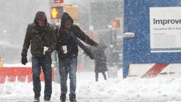 Tormenta de nieve azota la Ciudad de Nueva York. Cancelando las escuelas y pidiendo a la populacion que tenga cuidado.