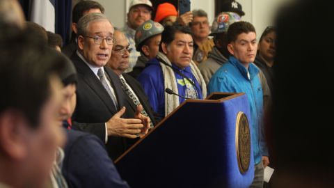 Contralor Scott Stringer firma orden para el pago de millones de dolares en salarios robados a trabajadores de la construccion.
