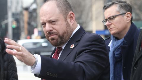 Concejal Rory Lancman y abogados de Legal Aid Society Tina Loungo y Stan German en una conferencia para pedirle al Alcalde de Blasio debe proteger inmigrantes que viven en NYC de deportaciones.