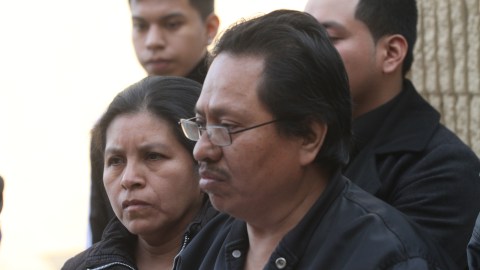 Familia de joven baleado por la policia, Sergio Reyes, madre Patricia Reyes y Antonio Tlapanco piden justicia durante el funeral de su hijo en Brooklyn.
