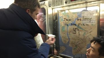 Esvástica y mensaje contra judíos en el  Metro de NYC