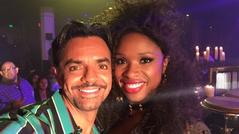 Derbez, cada vez más cómodo entre las celebridades de Hollywood.