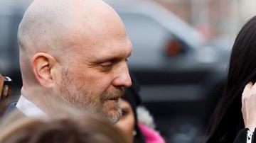 Coronel habló con medios de comunicación al salir de la corte.