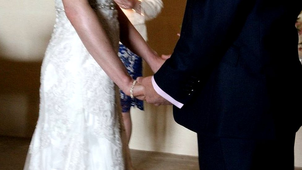 Su padre la violó de niña y hoy busca eliminar su nombre del certificado de matrimonio