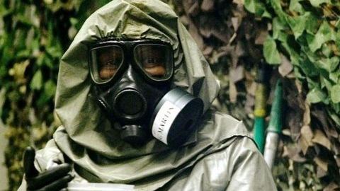 El agente nervioso VX, que aquí puede verse en el contenedor que sostiene un militar estadounidense, es un líquido aceitoso de color ámbar.