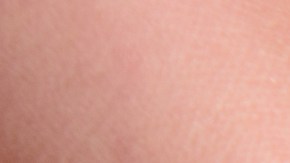 Tener ahorros de emergencias es vital para evitar golpes financieros./Shutterstock