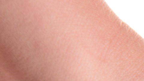 Tener ahorros de emergencias es vital para evitar golpes financieros./Shutterstock