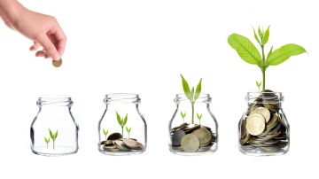 Tener ahorros de emergencias es vital para evitar golpes financieros./Shutterstock