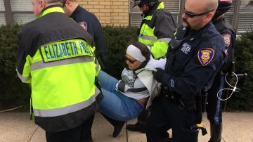 Momento en que era arrestado un manifestante por oficiales del departamento de Polícia de Elizabeth, NJ.