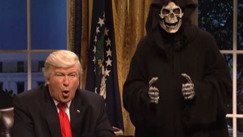 Steve Bannon es representado como "La Muerte" en Saturday Night Live.