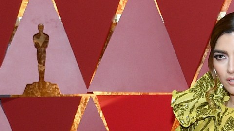 La apertura de su vestido fue una de los detalles más comentados de una noche llena de anécdotas.
