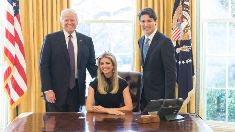 Ivanka compartió en Twitter un imagen con su padre y Justin Trudeau.