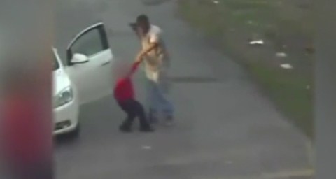 El incidente ocurrió el 16 de febrero pasado en una calle de Houston, Texas.