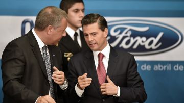 El presidente mexicano, Enrique Peña Nieto, junto con directivos de la automotriz Ford en 2015. /YURI CORTEZ/AFP/Getty Images