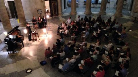 Los escenarios de la organización casi siempre son edificios históricos.