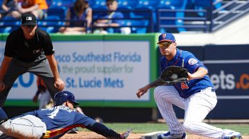 PORT ST. LUCIE, FL - FEBRUARY 27: George Springer #4 of the Houston Astros dives safely back to first base ahead of the throw to Wilmer Flores #4 of the New York Mets during a spring training game at Tradition Field on February 27, 2017 in Port St. Lucie, Florida. The Astros defeated the Mets 5-2. (Photo by Joe Robbins/Getty Images)