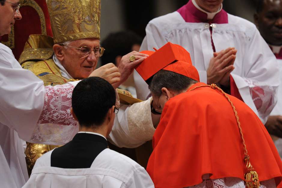 El cardinal Burke recibió su biretta cardenalicia de las manos del conservador papa Benedicto XVI (Joseph Ratzinger).