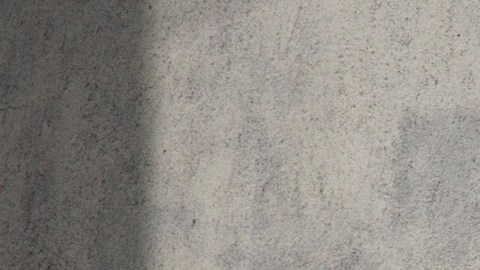 Pinta de globo en forma de corazón "reparado" en Red Hook, Brooklyn, atribuido al mítico artista urbano británico Banksy.  (Andrew Burton/Getty Images)