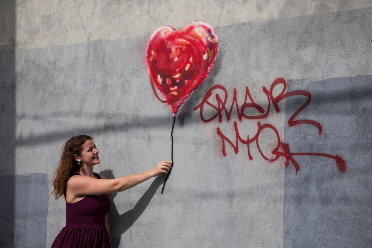 Pinta de globo en forma de corazón "reparado" en Red Hook, Brooklyn, atribuido al mítico artista urbano británico Banksy.  (Andrew Burton/Getty Images)