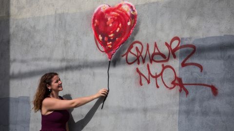 Pinta de globo en forma de corazón "reparado" en Red Hook, Brooklyn, atribuido al mítico artista urbano británico Banksy. (Andrew Burton/Getty Images)