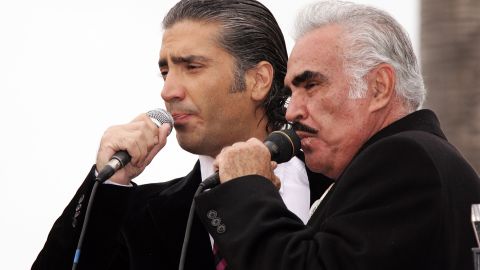 Alejandro y Vicente Fernández.