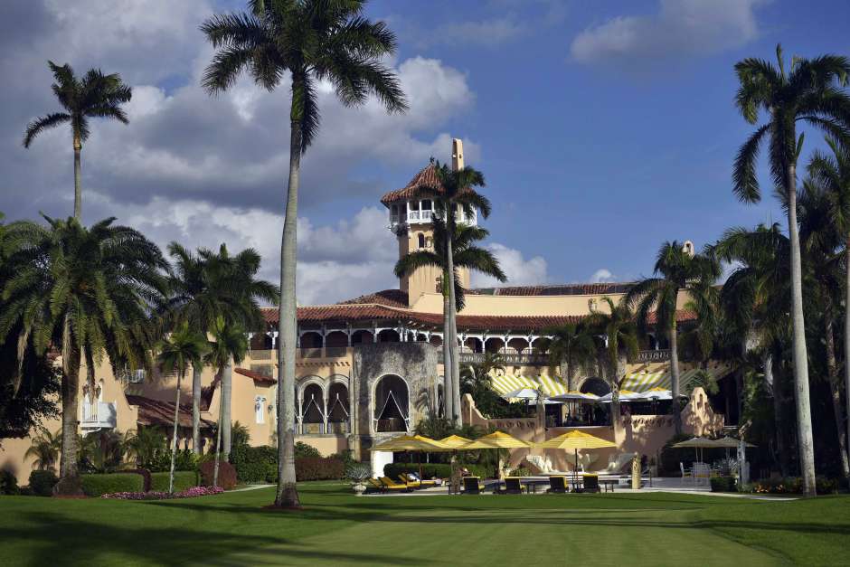 Vista general de la entrada posterior de la residencia del presidente Trump en Palm Beach, Florida. (MANDEL NGAN/AFP/Getty Images)