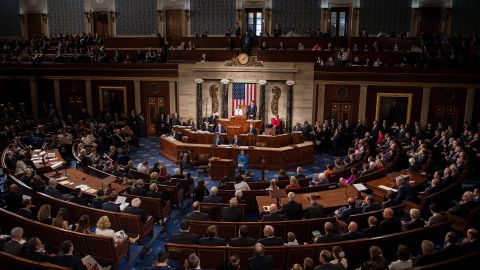 Paul Ryan (R),portavoz de la cámara junto a la líder de la minoría demócrata, Nancy Pelosi, en la inauguración del 115 sesión del Congreso de los Estados Unidos.