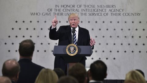 El presidente Trump se reunió con la comunidad de inteligencia un día después de tomar posesión.