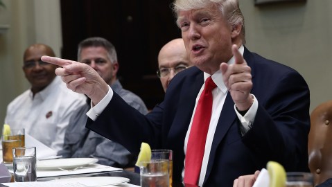 El presidente Donald Trump volvió a considerar que los medios publican "noticias falsas" en su contra.