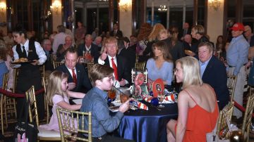 Muchos políticos extranjeros aceptarían comer en los restaurantes de Trump con el fin de contentar al presidente.