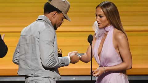 JLo entregó el premio al Mejor Nuevo Artista a Chance the Rapper.