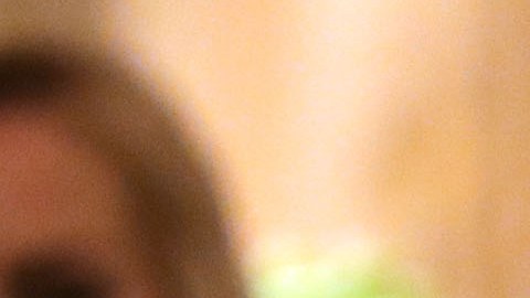 Su rostro serio cambia cuando se da cuenta que le están tomando fotografías.