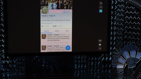 Durante la transmisión, Jimmy Kimmel revisó el Twitter del presidente Trump.