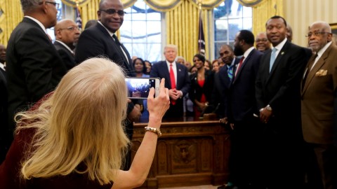 Aunque no puso atención a la reunión, Conway tomó la foto a los invitados con el presidente Trump.