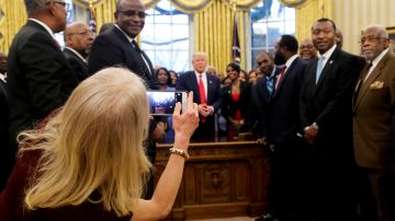 Aunque no puso atención a la reunión, Conway tomó la foto a los invitados con el presidente Trump.