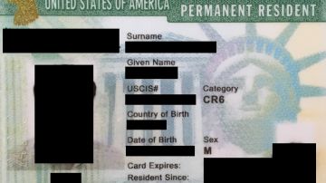 La "tarjeta verde" o "green card" puede tramitarse por razones laborales, familiares o de asilo.