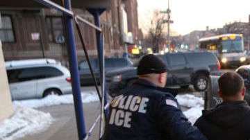 ICE habría hecho arrestos improcedentes, según el senador Schumer.