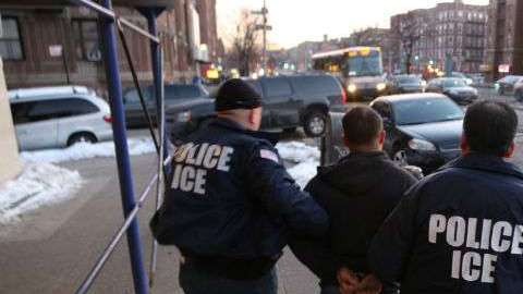 ICE habría hecho arrestos improcedentes, según el senador Schumer.