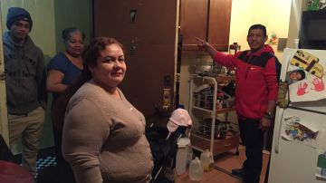 La ecuatoriana Jessica Quridumbay y otros inquilinos del 3052 de Inwood denuncian condiciones insalumbres