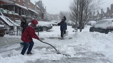 Los neoyorquinos debieron palear la nieve frente a sus casas
