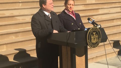 La senadora estatal Marisol Alcántara y el asambleísta Luis Sepulveda presentaron el nuevo proyecto de las bolsas