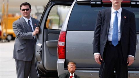 Mini Trump con sus guardaespaldas.