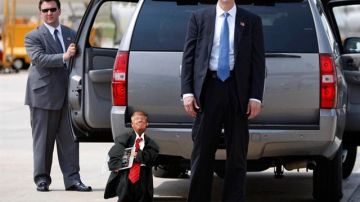 Mini Trump con sus guardaespaldas.