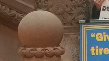 El asambleísta Francisco Moya (centro) presenta el paquete de leyes en Albany.