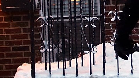 La autoridades alertan a los ciudadanos tener mucho cuidado cuando palean nieve.