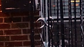 La autoridades alertan a los ciudadanos tener mucho cuidado cuando palean nieve.