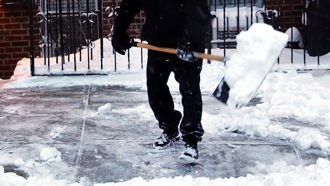 La autoridades alertan a los ciudadanos tener mucho cuidado cuando palean nieve.